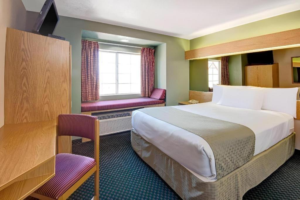 Microtel & By Wyndham West Hotel 2*