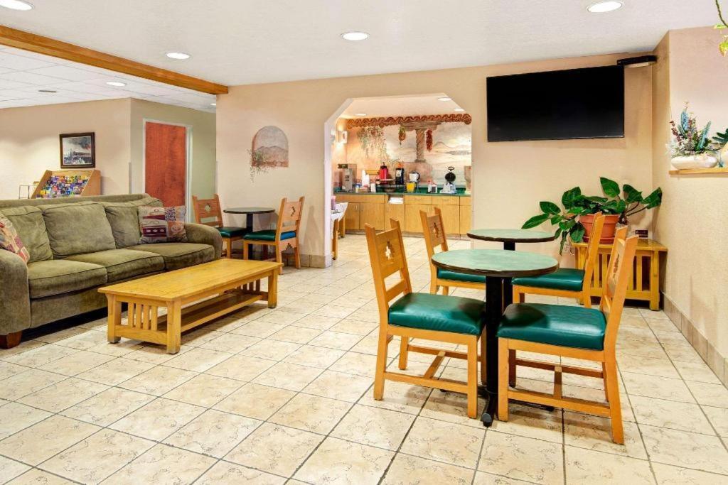 Microtel & By Wyndham West Hotel